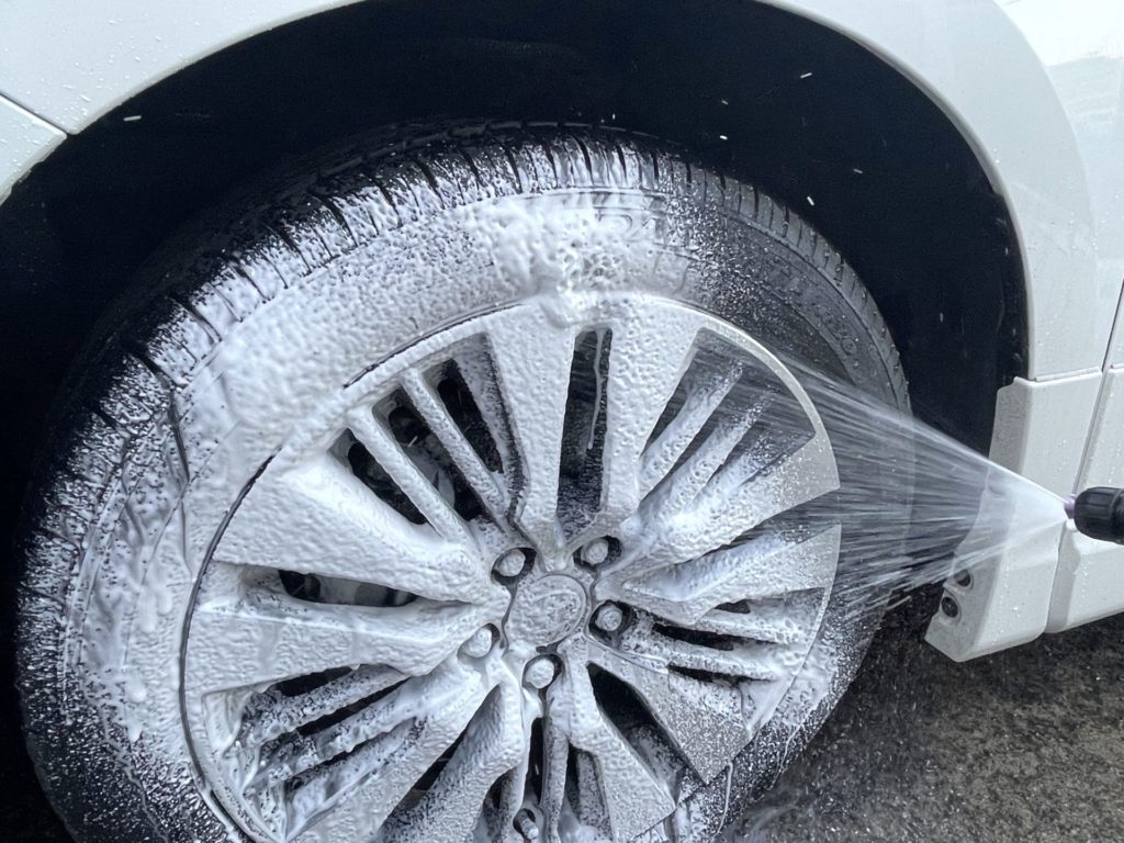 フォームガンで噴霧する