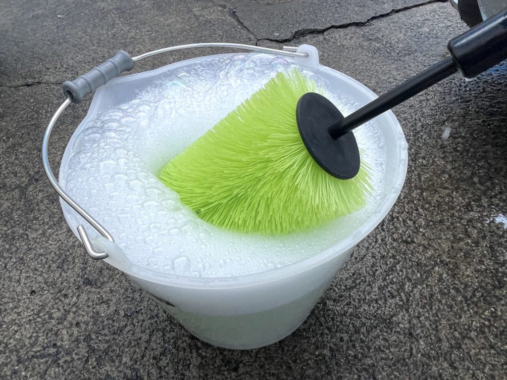 カーシャンプーで泡を作っておく