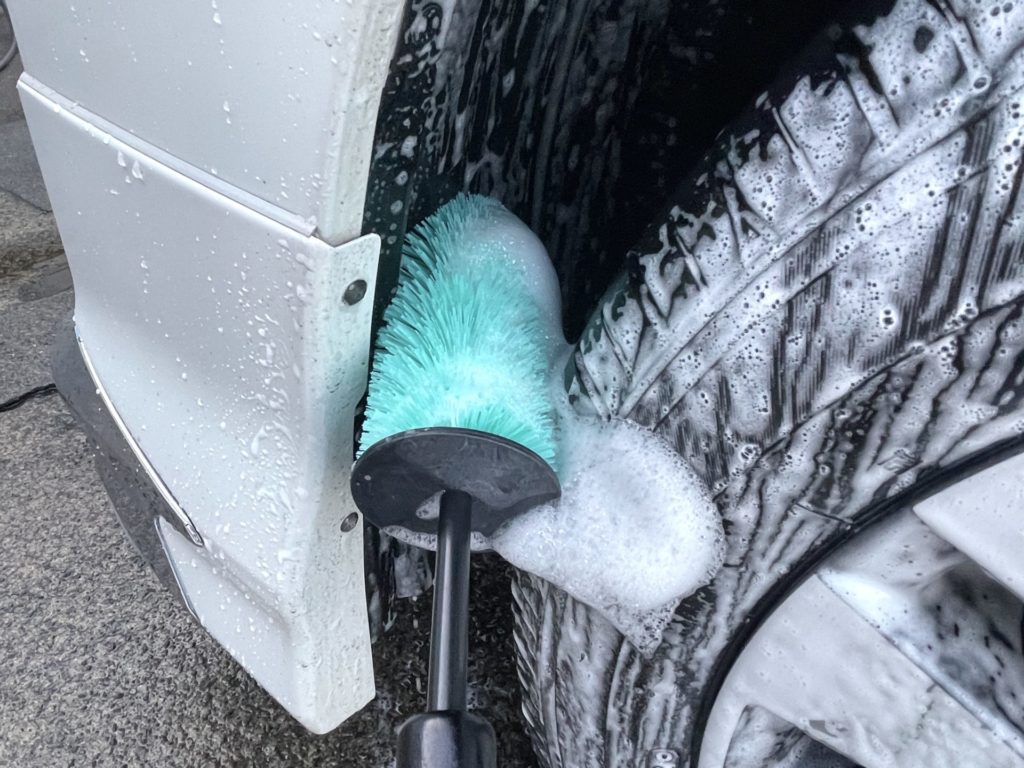 タイヤハウスを洗う