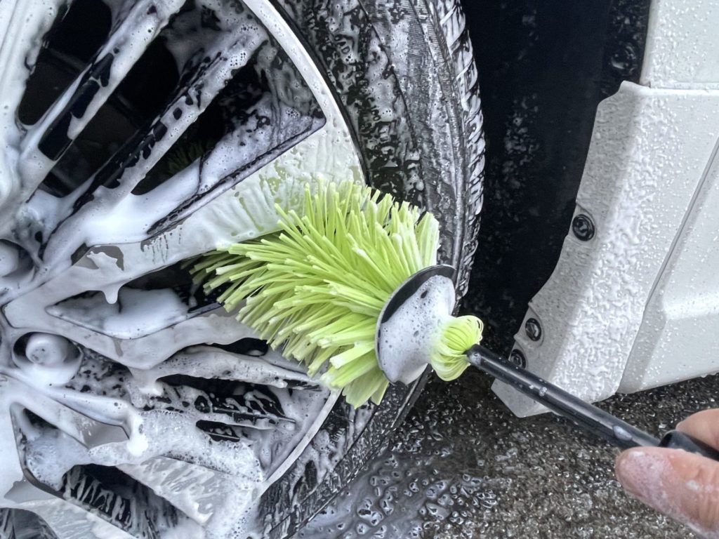 ブラシを使い洗浄する