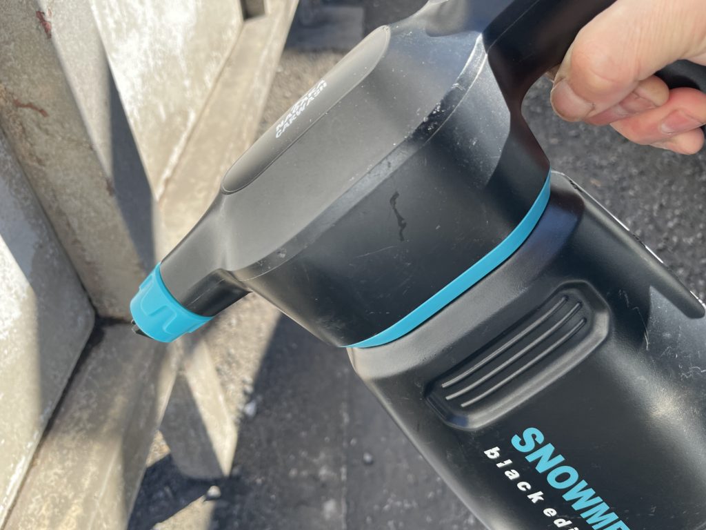 フォームガンをよく振る画像