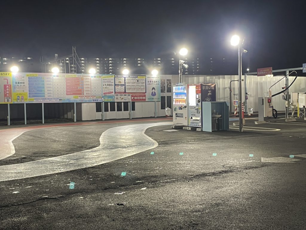 洗車後の拭きあげスペース　屋外スペース7台分確保されている