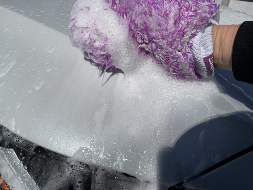 "LUFTの豊かな潤滑層で洗車傷を防ぎながらボディを洗う様子"